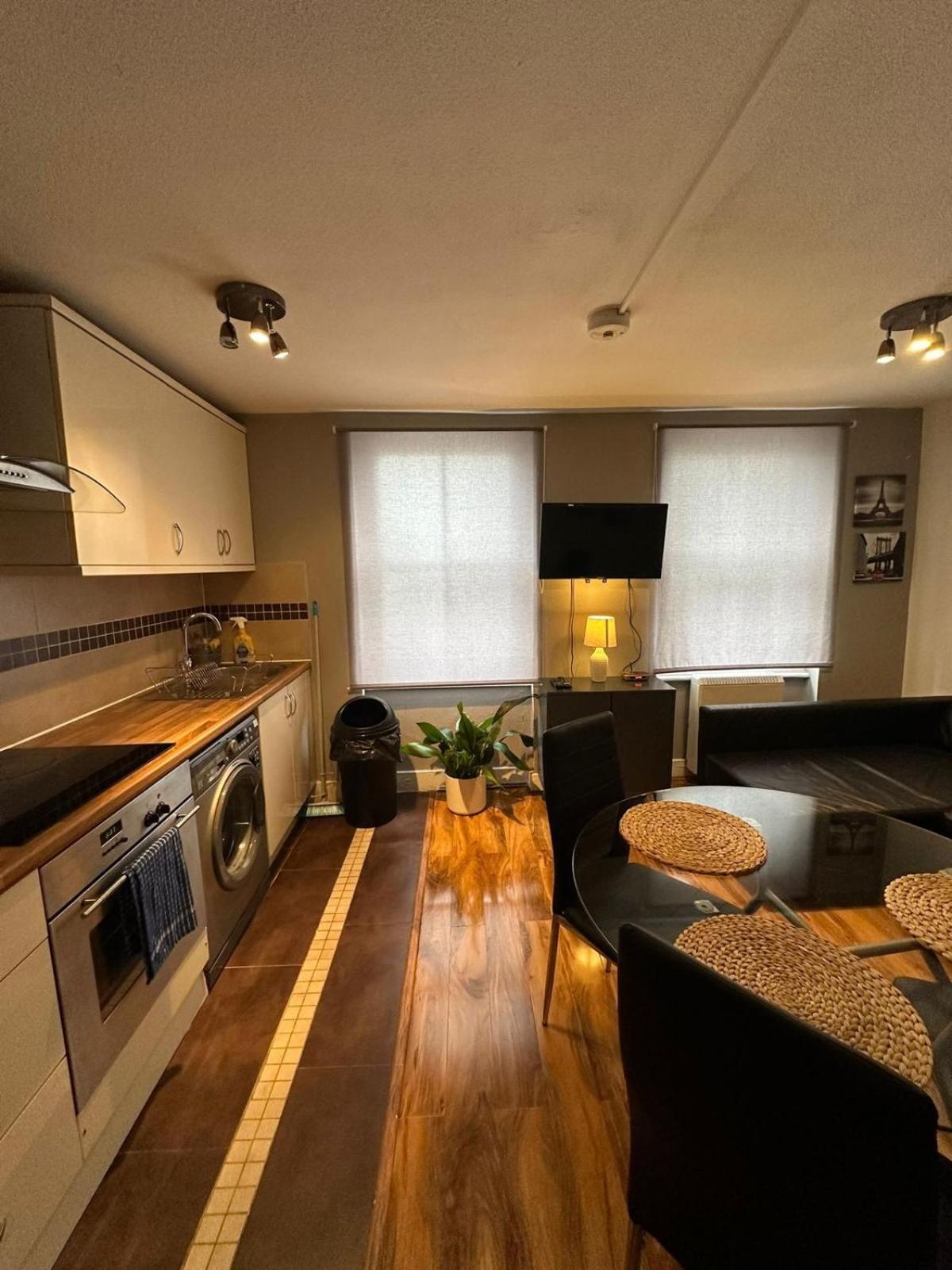 Lovely 2 Bedrooms Apartment Londra Exterior foto